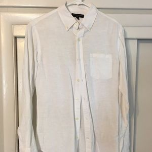 White men’s Banana Republic linen-blend shirt